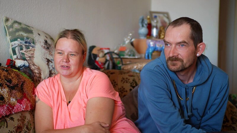 Sandra und Tino hoffen, dass es mit einem Wohnungsangebot in Ostfriesland klappt. – Bild: RTL Zwei