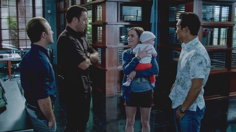 Steves Schwester Mary (Taryn Manning, M.) überrascht ihren Bruder damit, dass sie ein Baby adoptiert hat. Als sie plötzlich krank wird, müssen Steve (Alex O’Loughlin, 2.v.l.), Danny (Scott Caan, l.) und Chin (Daniel Dae Kim, r.) die kleine Joan unter ihre Fittiche nehmen … – Bild: ProSiebenSat.1 Media SE