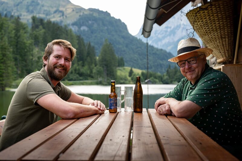 Wilfried Klauss (Unternehmer & Inhaber, AAE Naturstrom, r.) und Raphael Gressel (Jäger und Großgrundbesitzer – seine Familie ist seit 500 Jahren Grundbesitzer rund um den Plöckenpass, l.) – Bild: ServusTV /​ Andreas Kaboto Photography /​ Andreas Kaboto