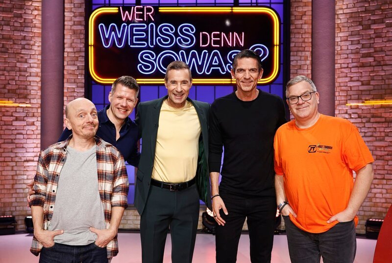 Moderator Kai Pflaume (M.) und seine Rateteam-Kapitäne Bernhard Hoëcker (l.) und Elton (r.) begrüßen in dieser Sendung den Fußballschiedsrichter, Polizist, Autor und Podcaster Patrick Ittrich (2.v.l.) und den Fußballschiedsrichter, Betriebswirt und Online-Unternehmer Deniz Aytekin (2.v.r.). – Bild: ARD/​Morris Mac Matzen