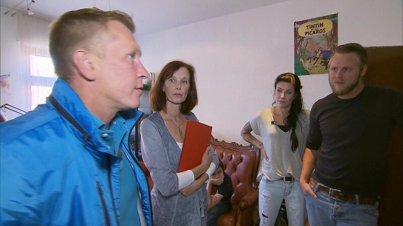 Tagtäglich wird Barbara schmerzhaft an den Verlust ihres Ehemanns erinnert. Durch seine Sammelleidenschaft haben sich vor seinem Tod Unmengen an Trödel angehäuft. Trödelprofi Otto Schulte soll helfen. v.l.: Otto, Barbara, Eva, Simon – Bild: RTL II