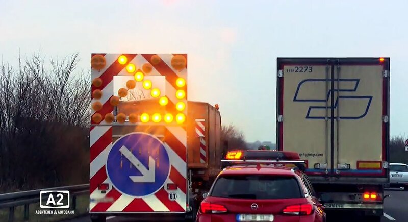 Die Crew der Luftrettung Sachsen-Anhalt macht ihren Helikopter startklar für den Einsatz. Der erste Notruf lässt in dieser Folge nicht lange auf sich warten. An der Steinegge-Brücke in Ostwestfalen gehen Straßenwärter unterdessen einer Beschwerde wegen Lärmbelästigung nach. Gerd und Stefan zwängen sich vor Ort durch dunkle Gänge und erklimmen schwindelerregende Steigleitern. Und die Beamten der Autobahnpolizei werden direkt zu Schichtbeginn zu einem Unfallort gerufen. Bei dem Crash wurde das Fahrzeug einer älteren Dame von einem Lkw in die Leitplanke gedrückt. – Bild: Tanja Bachetzky /​ DMAX