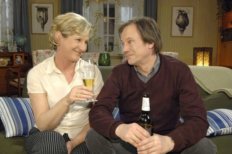 Susanne (Heike Jonca) und Armin (Rainer Will) stoßen auf ihren Erfolg mit der „All you can eat“-Aktion an. – Bild: Sat.1 Emotions