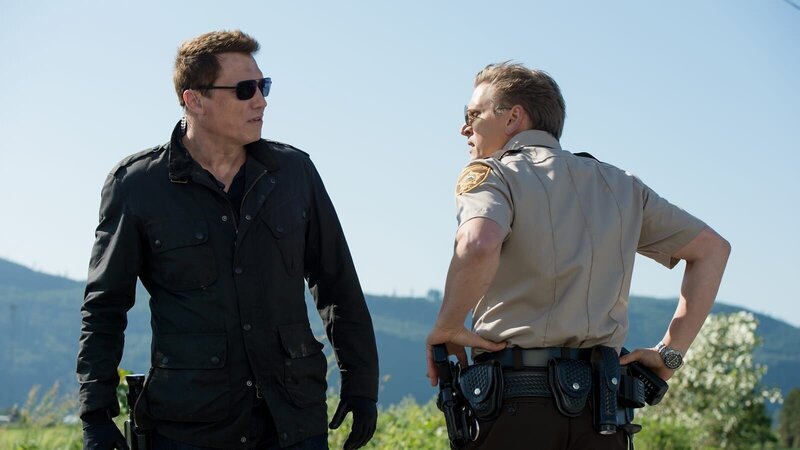 Burke (Holt McCallany) and Sheriff Rick (Barry Pepper) – Bild: port.hu Burke (Holt McCallany) and Sheriff Rick (Barry Pepper) – Bild: port.hu
