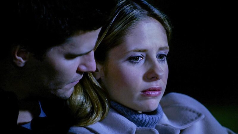 Angel (David Boreanaz, l.); Buffy (Sarah Michelle Gellar, r.) – Bild: 2000⁠–⁠2001 Twentieth Century Fox Film Corporation. All rights reserved. Lizenzbild frei