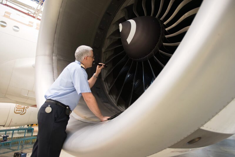 Internationaler Flughafen Dubai – Daryn Howell, Flugzeugingenieur, führt einen Sicherheitstest am Fahrwerk des dritten A380 durch. – Bild: The National Geographic Channel