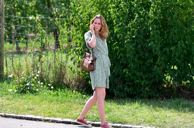 Sina Bredel (Lena Dörrie) telefoniert mit ihrem Ex-Freund und setzt ihn unter Druck. Sie will 1,5 Millionen Euro von ihm. Sonst zerstört sie sein Leben. – Bild: ARD/​Laurent Trümper