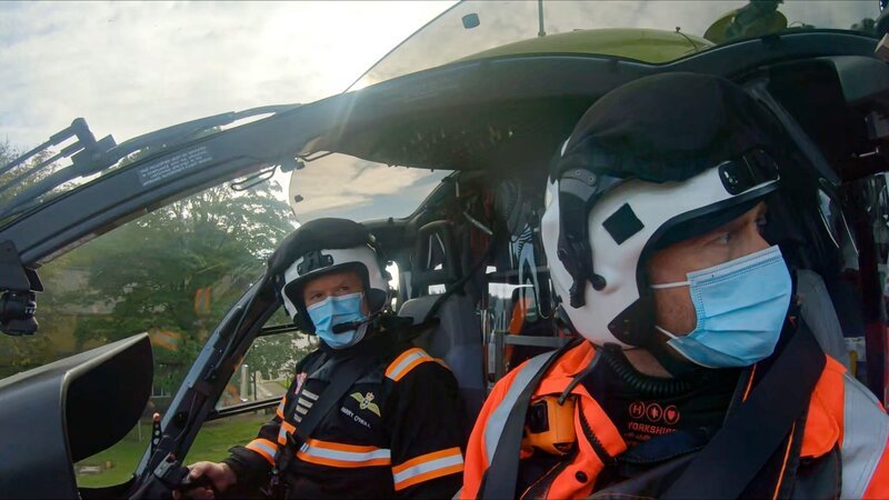 Pilot Harry und Al schauen vor dem Start aus dem Hubschrauber – Bild: Discovery Networks /​ Air TV /​ Discovery Communications