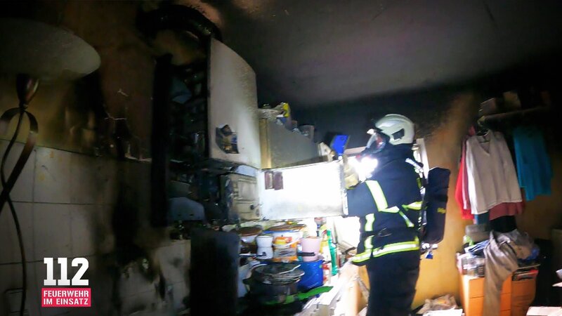 In Iserlohn suchen Feuerwehrleute nach einem Küchenbrand in einem verwahrlosten Apartment nach Überlebenden. – Bild: DMAX
