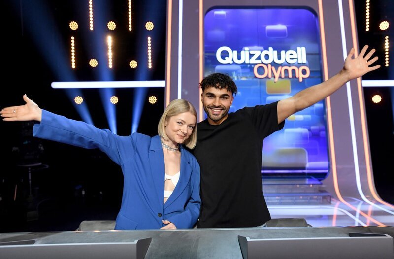 Die Kandidat:innen des Teams „Internet“: Younes Zarou (r.) und Anna Engelschall (l.), beide Influencer. – Bild: ARD/​Uwe Ernst