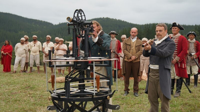 Der 500 Kilogramm schwere Theodolit war die Grundlage für den Erfolg der großen trigonometrischen Landvermessung Indiens im 19. Jahrhundert. Dieses Gerät machte es möglich, weit entfernte Punkte anzupeilen und präzise Winkel zu vermessen. – Bild: Reiner Bauer /​ ZDF