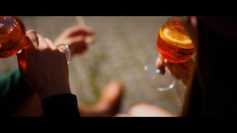 Dirty Little Secrets taucht ein in die verführerische Welt des Alkohols und deckt kleine und große Geheimnisse auf. Es geht um Seilschaften, Machtspiele und jede Menge Geld. Alkohol ist überall und jederzeit verfügbar – im Sommer besonders Aperol Spritz. – Bild: Bayerischer Rundfunk