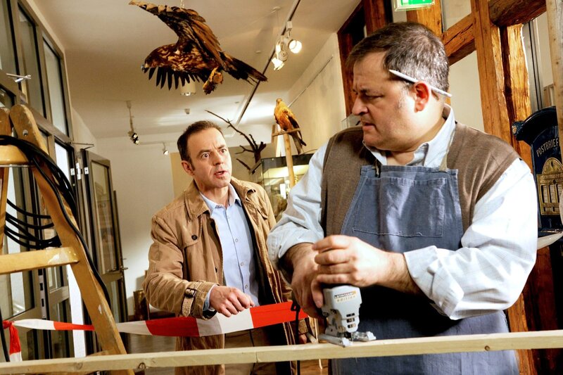 Kleinert geht zu Olaf Gründler ins Heimatkundemuseum, da dieser den Toten im Gartenteich gefunden hat. Doch der will sich nicht stören lassen … – Bild: MDR/​Hardy Spitz