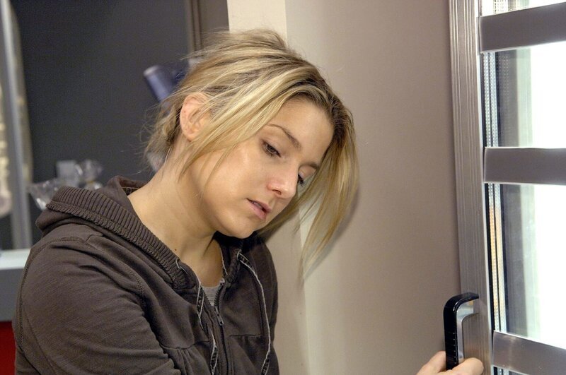 Anna (Jeanette Biedermann) geht es ohne Pillen immer schlechter. – Bild: Sat.1