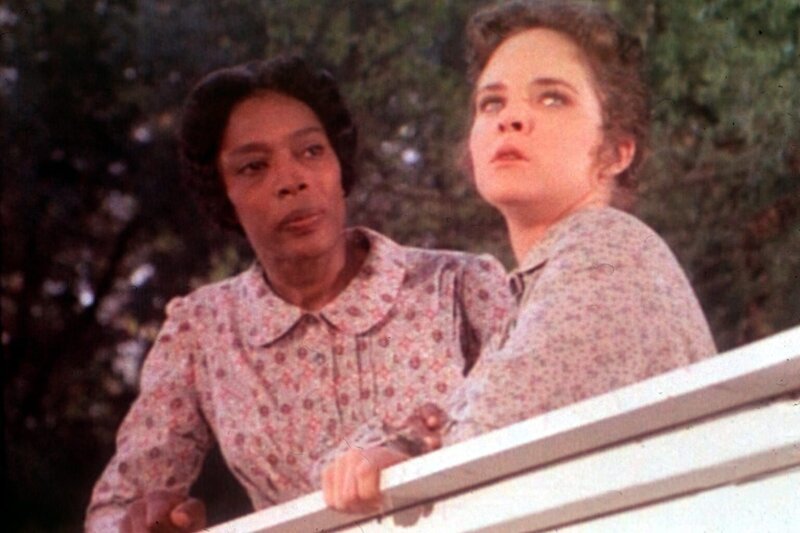 Hester Sue (Ketty Lester, l.) versucht, Mary (Melissa Sue Anderson, r.) über die Abwesenheit ihres Mannes hinwegzutrösten. – Bild: Worldvision Lizenzbild frei