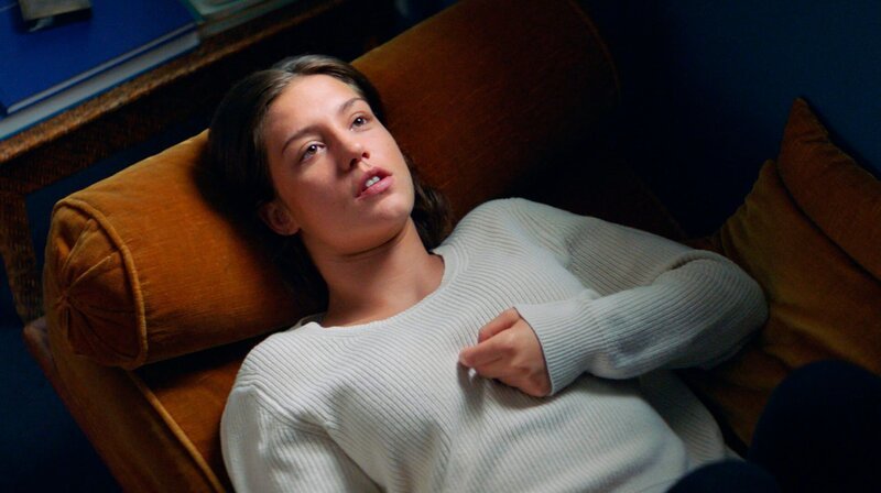 Margot (Adèle Exarchopoulos) ist verzweifelt und sucht Rat bei der Psychotherapeutin. – Bild: WDR/Alamode Margot (Adèle Exarchopoulos) ist verzweifelt und sucht Rat bei der Psychotherapeutin. – Bild: WDR/Alamode