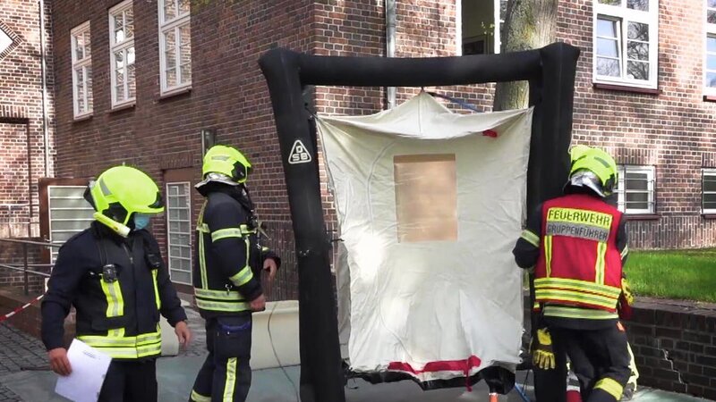 Ein Feuerwehrexperte berichtet über die Risiken und Belastungen, denen die Helfer:innen ausgesetzt sind. – Bild: DMAX