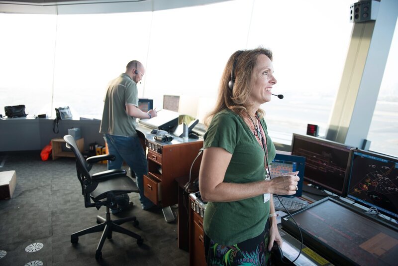 Internationaler Flughafen Dubai – Tess Toogoog, Fluglotsin, leitet den Flugverkehr. – Bild: The National Geographic Channel