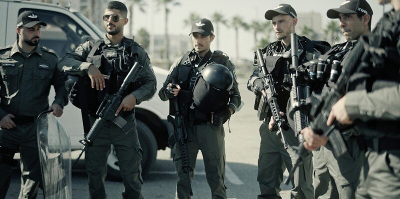 Kobi (Ido Elieli, M.) wird eingesetzt, um die Polizei in seiner Heimatstadt Bat Yam zu unterstützen. – Bild: ZDF und Ran Mendelson