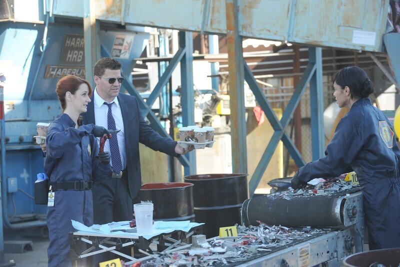 Jessica Warren (Laura Spencer, l.), Booth (David Boreanaz) und Cam (Tamara Taylor) werden zu einer Recyclinganlage gerufen, in der menschliche Überreste gefunden wurden. – Bild: Fox and its related entities