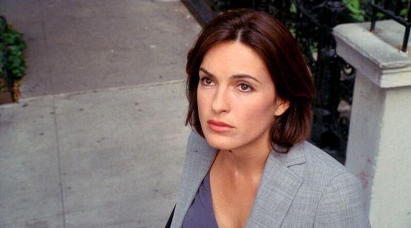 Eine junge Frau ist aus dem Fenster ihrer Wohnung zu Tode gestürzt. Schockiert sieht sich Detective Olivia Benson (Mariska Hargitay) den blutigen Tatort an. – Bild: RTL /​ Universal /​ Ein tiefer Fall