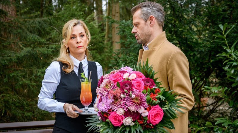 Erik (Sven Waasner, r.) sucht nochmal das Gespräch mit Yvonne (Tanja Lanäus, l.), doch die lässt ihn abblitzen. – Bild: ARD/​WDR/​Christof Arnold