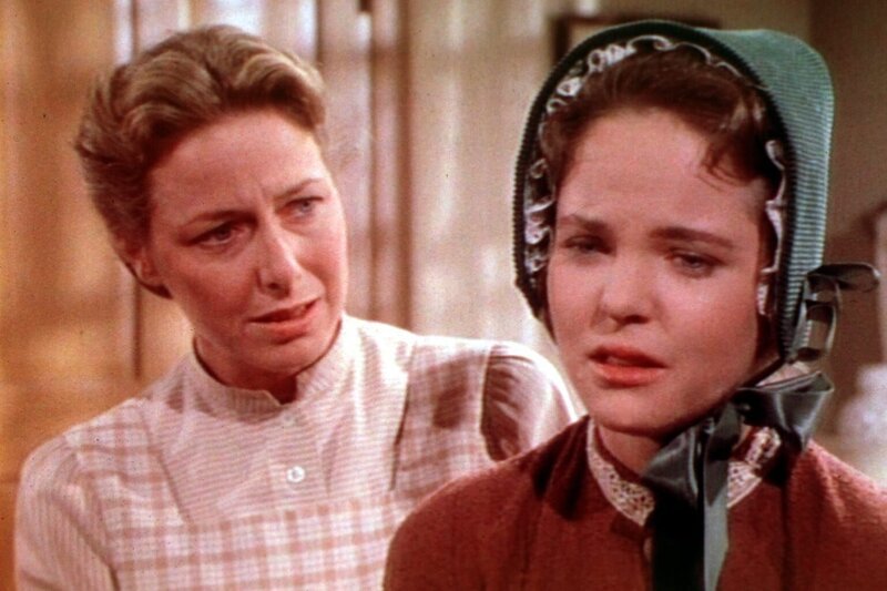 Mary (Melissa Sue Anderson, r.) macht sich große Sorgen um ihren Ehemann. Caroline (Karen Grassle, l.) versucht, ihre Tochter zu trösten. – Bild: Worldvision Lizenzbild frei