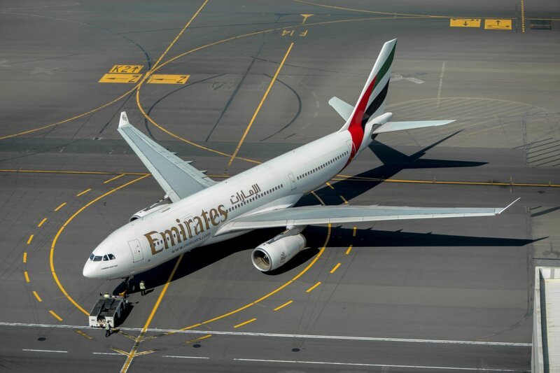 Dubai Airport, UAE: Emirates plane taxing on runway. – Bild: National Geographic Channels/​ James Bailey