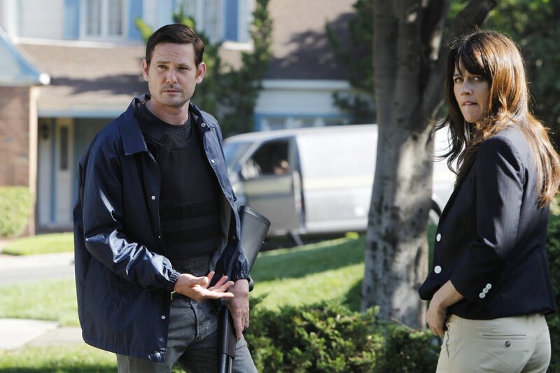 Teresa (Robin Tunney, r.) ermittelt in einem neuen Fall und stößt dabei auf ihren Bruder Tommy (Henry Thomas, l.). Doch was hat er damit zu tun? – Bild: Warner Bros. Television