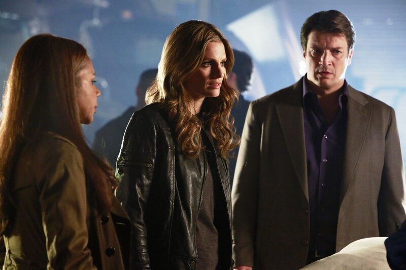 Richard Castle (Nathan Fillion, re.) und Kate Beckett (Stana Katic, Mi.) – Bild: port.hu