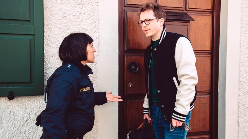 Josephine gerät mit Pfarrer Brandl aneinander, der sich von ihr verrraten fühlt. Von links: Josephine Drechsler (Mira Mazumdar) und Pfarrer Simon Brandl (Ferdinand Schmidt-Modrow). – Bild: BR/​Nadya Jakobs