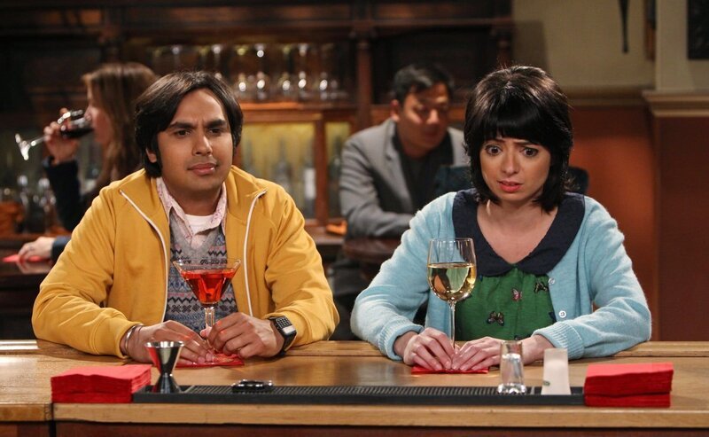 Während die anderen gemeinsam „Dungeons & Dragons“ spielen, haben Raj (Kunal Nayyar, l.) und Lucy (Kate Micucci, r.) ein sehr peinliches Date … – Bild: Warner Bros. Television