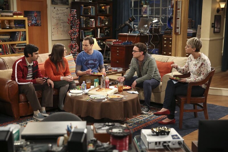 Während Penny (Kaley Cuoco, r.) und Sheldon (Jim Parsons, M.) an einem besonderen Experiment teilnehmen wollen, haben Leonard (Johnny Galecki, 2.v.r.), Amy (Mayim Bialik, 2.v.l.), Raj (Kunal Nayyar, l.) und Emily ganz andere Pläne … – Bild: Warner Bros. Television Lizenzbild frei
