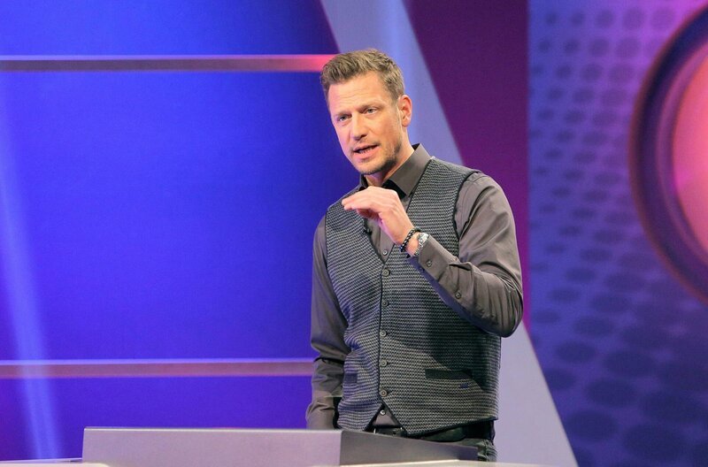 Moderator und Gastgeber Florian Weber freut sich auf spannende Fragen und lustige Antworten bei „Meister des Alltags“ – dem Wissensquiz mit Aha-Effekt und cleveren Tipps für den Alltag. – Bild: SWR/​Peter A. Schmidt