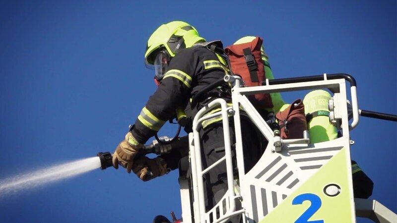 Several firefighting teams try to prevent the inferno from spreading to neighboring buildings with two turntable ladders. – Bild: DMAX