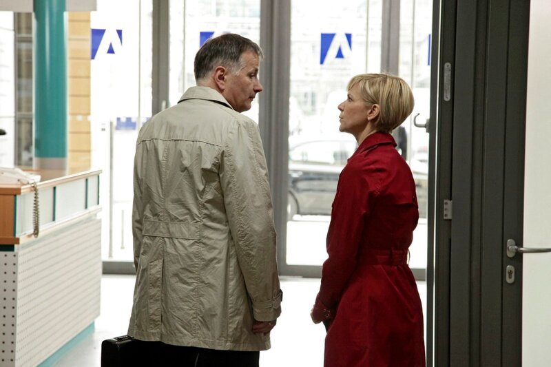 Kathrin Globisch (Andrea Kathrin Loewig) wusste, dass ihre Beziehung zu Alexander Weber nicht auf die Zustimmung ihrer Freunde trifft. Als Roland Heilmann (Thomas Rühmann) sie aber versucht in „Sippenhaft“ zu nehmen, geigt sie ihm ihre Meinung. – Bild: MDR/​Saxonia/​Wernicke