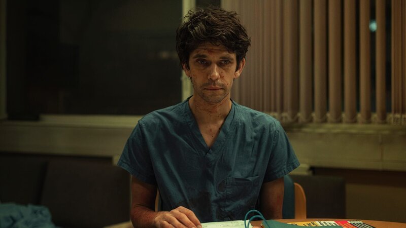 Auch wenn der Stress unerträglich sein kann, wird von Adam (Ben Whishaw) erwartet, stets das Richtige zu tun. Denn selbst der kleinste Fehler kann fatale Folgen haben. – Bild: ZDF und Anika Molnar