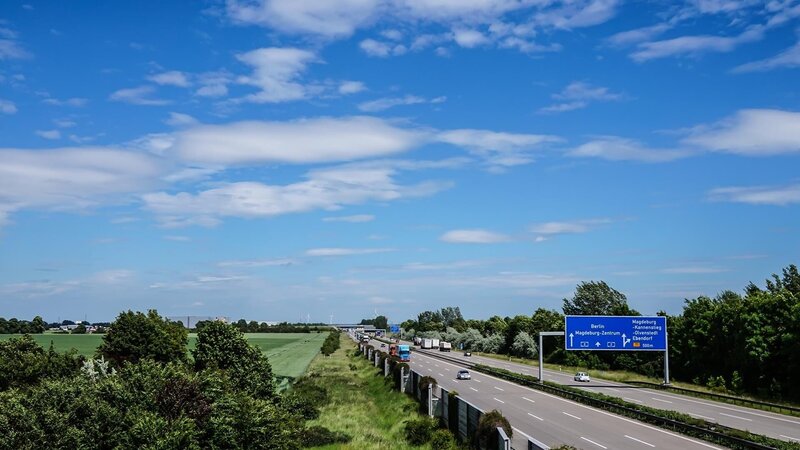 Eine nächtliche Großkontrolle von Zoll und Polizei in Niedersachsen sorgt für Aufregung. Jedes Auto wird auf einen Rastplatz umgeleitet und auf Drogen untersucht – und prompt geht den Beamten ein dicker Fisch ins Netz! Das Team um Kraftfahrer Günter Weyer muss mit einem Schwertransport ein Mobilheim nach Rangsdorf bei Berlin bringen. Kurz vor dem Ziel stellt die Fahrt durch den kleinen Ort die Crew vor große Herausforderungen. An der Raststätte Zweidorfer Holz hat ein Mann versucht, die komplette Fahrbahn der A2 zu Fuß zu überqueren. Der Versuch endete tödlich. – Bild: DMAX /​ Dörte Stiller