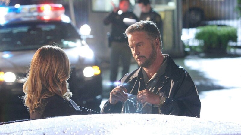 Catherine (Marg Helgenberger) wird von Grissom (William Petersen) an den Tatort gerufen: Man hat eine weibliche Leiche gefunden, die aus nächster Nähe erschossen wurde. In der Handtasche der Toten befand sich eine Streichholzschachtel aus der Bar, in der auch Catherine sich aufgehalten hat … – Bild: TVNOW /​ CBS