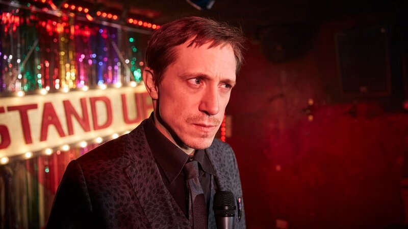 Charlie (Timo Jacobs) will seine Karriere als Stand Up – Comedian wieder aufleben lassen. – Bild: WDR/​Jacobsproductions