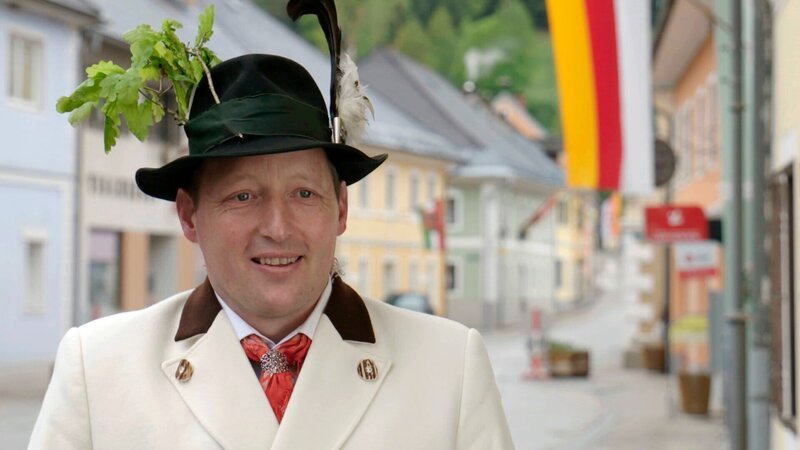 Die Sonne über dem Gurktal – Wer die Alpen von ihrer direktesten Seite erleben möchte, fährt ins Gurktal. Hier entlang des Verlaufs des Flusses Gurk hat sich seit jeher eine ausgedehnte Almwirtschaft erhalten. Was einst den Broterwerb der bäuerlichen Bevölkerung getragen hat, ist heute eine Landschaftspflege mit überschaubarem Ertrag. Dennoch halten viele, die die Höfe seit Generationen besitzen, an der alten Berufstradition fest, teils, weil sie sich dem Erbe der Familie verpflichtet fühlen, teils, weil sie in der bergbäuerlichen Lebensführung einen eigenen Wert erkennen. – Bild: ORF, Clever Contents GmbH Die Sonne über dem Gurktal – Wer die Alpen von ihrer direktesten Seite erleben möchte, fährt ins Gurktal. Hier entlang des Verlaufs des Flusses Gurk hat sich seit jeher eine ausgedehnte Almwirtschaft erhalten. Was einst den Broterwerb der bäuerlichen Bevölkerung getragen hat, ist heute eine Landschaftspflege mit überschaubarem Ertrag. Dennoch halten viele, die die Höfe seit Generationen besitzen, an der alten Berufstradition fest, teils, weil sie sich dem Erbe der Familie verpflichtet fühlen, teils, weil sie in der bergbäuerlichen Lebensführung einen eigenen Wert erkennen. – Bild: ORF, Clever Contents GmbH