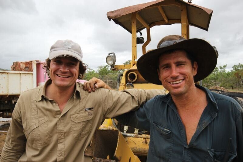 Andreas und Mat sind alte Kumpels, und sie teilen eine große Leidenschaft: die Suche nach Gold! In der australischen Wildnis hoffen die Abenteurer auf den ganz großen Fund. – Bild: Discovery Communications, Inc.
