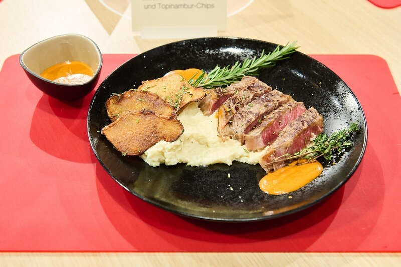 Entrecôte mit Cognac-Sahnesauce, Sellerie-Parmesan-Püree und Topinambur-Chips von Sarah Gellesch. – Bild: ZDF und Gunnar Nicolaus