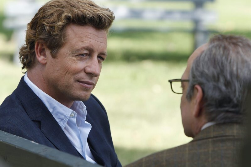 Als die Kellnerin Michelle Karp mit durchschnittener Kehle tot aufgefunden wird, beginnt Patrick (Simon Baker, l.) sofort mit den Ermittlungen und stößt dabei auf James Panzer (David Paymer, r.). Doch hat er etwas damit zu tun? – Bild: Warner Bros. Television Lizenzbild frei