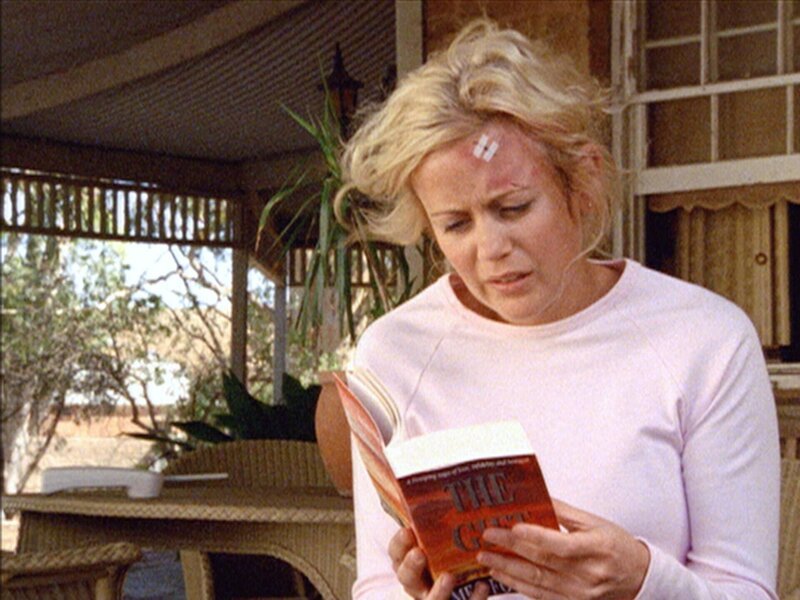 Jodi (Rachael Carpani) liest in dem von ihrer Mutter geschriebenen Buch. – Bild: RTL