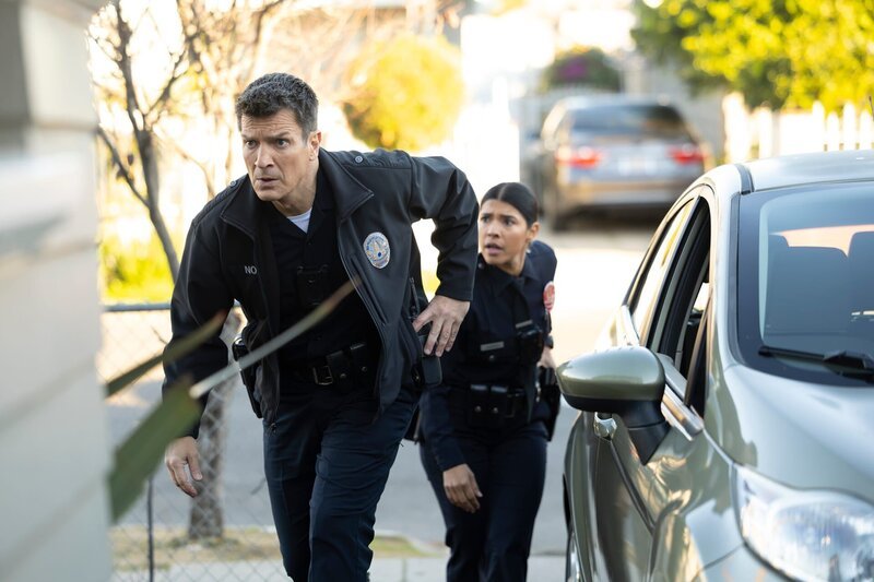 Officer Juarez (Lisseth Chavez) und Nolan (Nathan Fillion) sind auf der Suche nach einer Gefängnisausbrecherin, von der sie befürchten, dass sie auf Rache aus ist. – Bild: ZDF