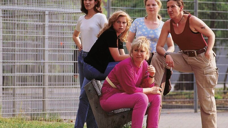 Die Frauen (v.l.: Cheryl Shepard, Isabella Schmid, Christiane Reiff, Annette Frier, Katy Karrenbauer) beobachten besorgt bis amüsiert Uschis Verhalten. – Bild: RTL