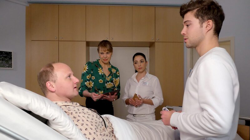 Kris Haas (Jascha Rust, re.) hat praktische Prüfung und ausgerechnet der schwierigste Patient, Ole Beck (Christian Hockenbrink, li.), ist einer seiner Prüfungspatienten. Ole Beck provoziert und wirft mit Unverschämtheiten nur so um sich. Kris fürchtet seinetwegen, die Prüfung nicht zu bestehen. – Bild: MDR/​Saxonia Media Filmproduktion/​Kiss