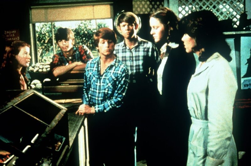 Während Ike im Krankenhaus seinen Herzinfarkt auskuriert, führen die Waltons-Kinder, (v.l.n.r.) Elizabeth (Kami Cotler), Jim Bob (David W. Harper), Ben (Eric Scott), Jason (Jon Walmsley), Erin (Mary Beth McDonough) und Mary Ellen (Judy Norton-Taylor), seinen Gemischtwarenladen. – Bild: WARNER BROS. INTERNATIONAL TELEVISION