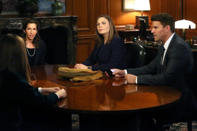 (v.l.n.r.) Amelia Minchin (Alysia Reiner); Temperance Brennan (Emily Deschanel, l.); Seeley Booth (David Boreanaz,) – Bild: Fox and its related entities
